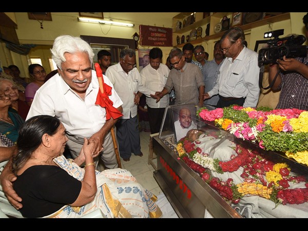 గద్దర్ నివాళి