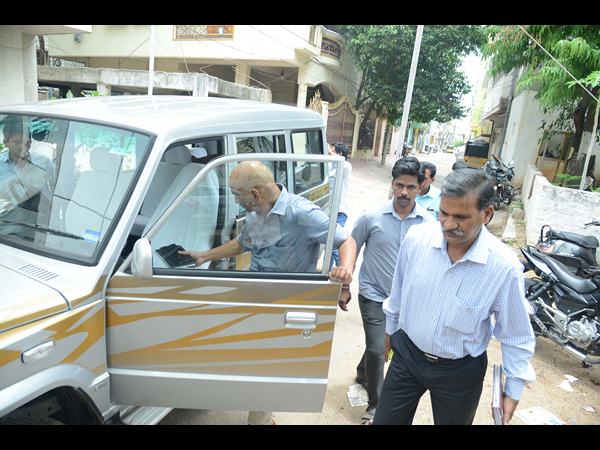 సెబాస్టియన్ ఇంట్లో సోదాలు