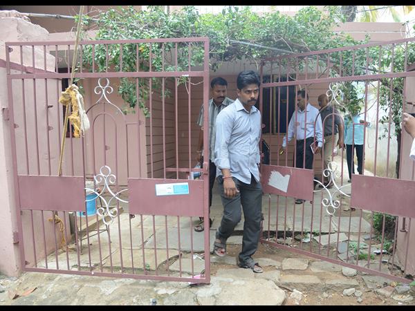 సెబాస్టియన్ ఇంట్లో సోదాలు