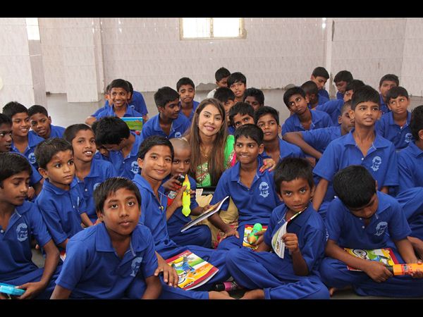 పిల్లలతో శ్రీరెడ్డి