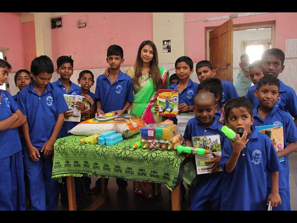 బిల్లలకు బహుమతులు