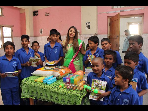 పిల్లల మధ్య శ్రీరెడ్డి