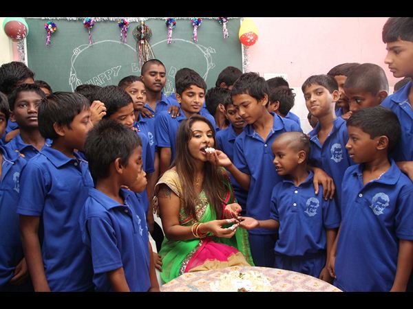 కేక్ తినిపిస్తూ....