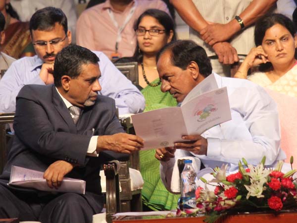  No corruption in sanctioning industries: KCR