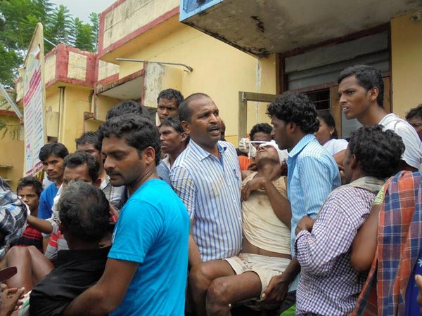 సంతకు వెళ్తుండగా ట్రక్ బోల్తా: 2 మృతి, 27 మందికి గాయాలు