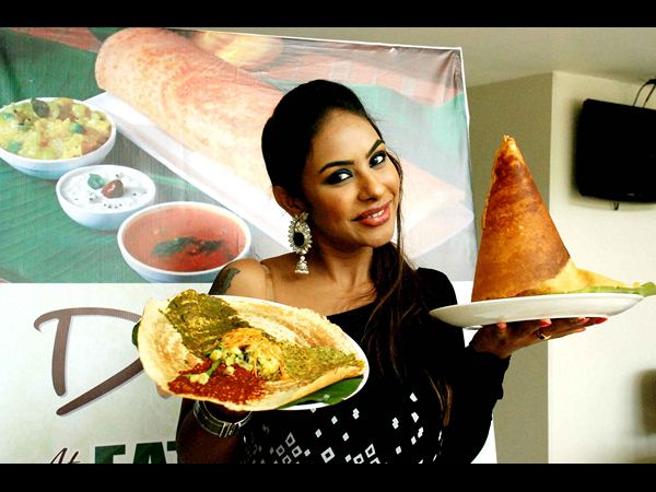 నటి శ్రీరెడ్డి చేతుల మీదగా దోసె ఫెస్టివల్