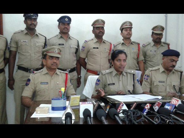 man dupes 7 mlas, 4 mps