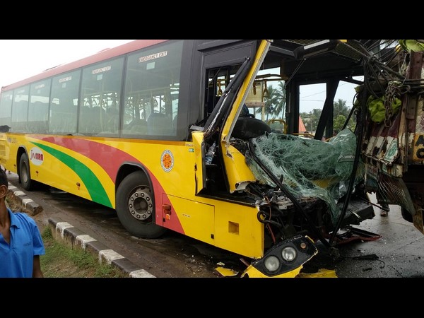  సినిమా షూటింగ్‌ను తలపించిన రోడ్డు ప్రమాదం 