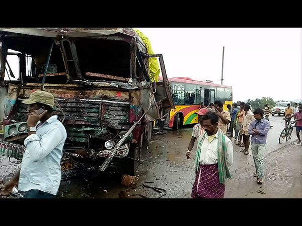 సినిమా షూటింగ్‌ను తలపించిన రోడ్డు ప్రమాదం 