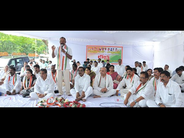 చంద్రబాబుపై విమర్శలు, రాహుల్ పర్యటనపై రూట్ మ్యాప్ 