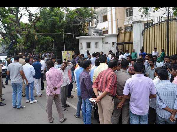 తెలుగు రాష్ట్రాల్లో హైటెన్షన్ తెలుగు రాష్ట్రాల్లో హైటెన్షన్