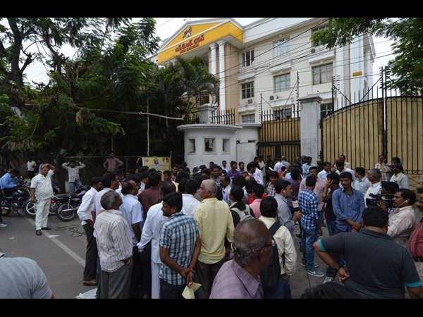 తెలుగు రాష్ట్రాల్లో హైటెన్షన్ తెలుగు రాష్ట్రాల్లో హైటెన్షన్