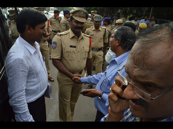 తెలుగు రాష్ట్రాల్లో హైటెన్షన్ తెలుగు రాష్ట్రాల్లో హైటెన్షన్