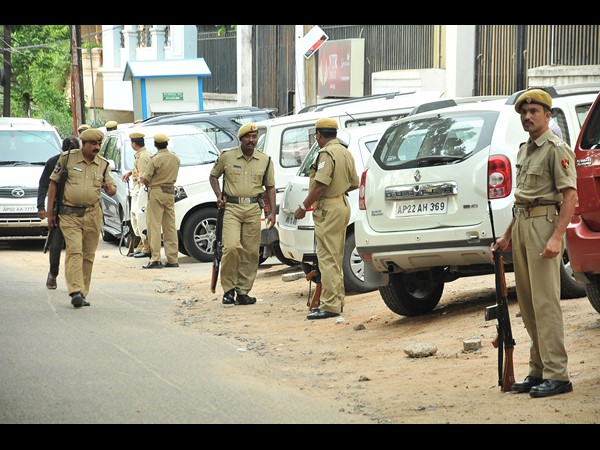 తెలుగు రాష్ట్రాల్లో హైటెన్షన్ తెలుగు రాష్ట్రాల్లో హైటెన్షన్