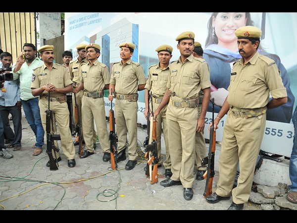 తెలుగు రాష్ట్రాల్లో హైటెన్షన్ తెలుగు రాష్ట్రాల్లో హైటెన్షన్