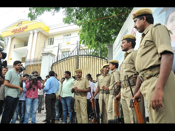 తెలుగు రాష్ట్రాల్లో హైటెన్షన్ తెలుగు రాష్ట్రాల్లో హైటెన్షన్