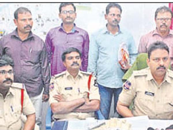 ఆటోల్లో ప్రయాణీస్తున్నారా, అయితే జాగ్రత్త..! 
