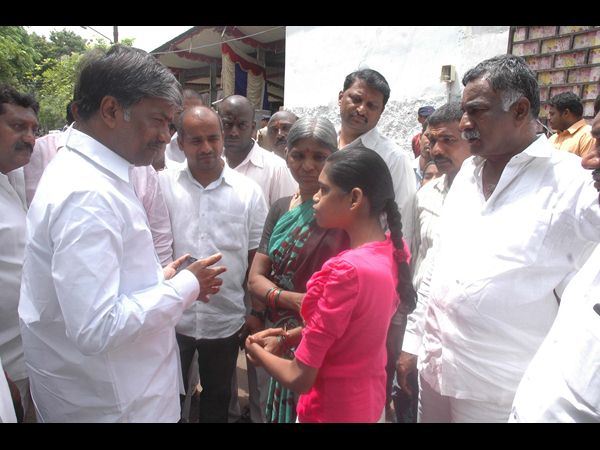 కేసీఆర్ ఆవేదన: బస్తీల బాగు కోసం ఏం చేయాలి