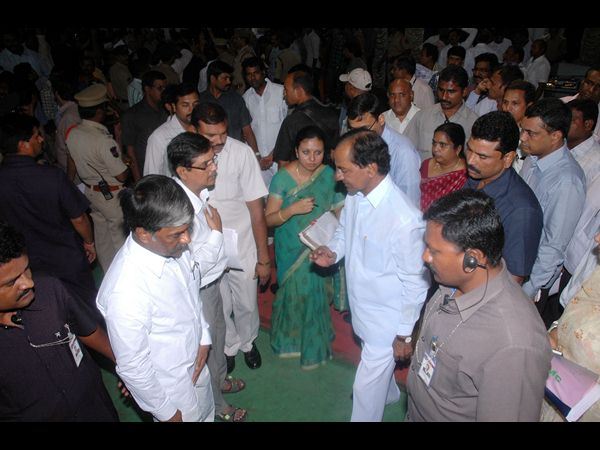 కేసీఆర్ ఆవేదన: బస్తీల బాగు కోసం ఏం చేయాలి