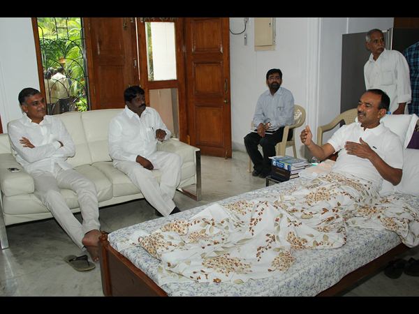 మంత్రి ఈటెల రాజేందర్‌కు పరామర్శల వెల్లువ