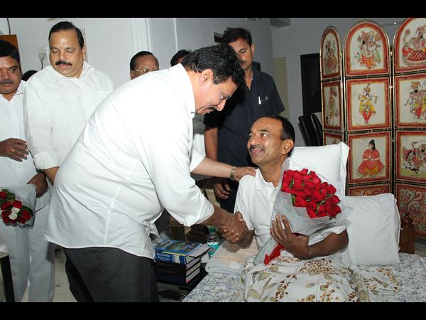 మంత్రి ఈటెల రాజేందర్‌కు పరామర్శల వెల్లువ 