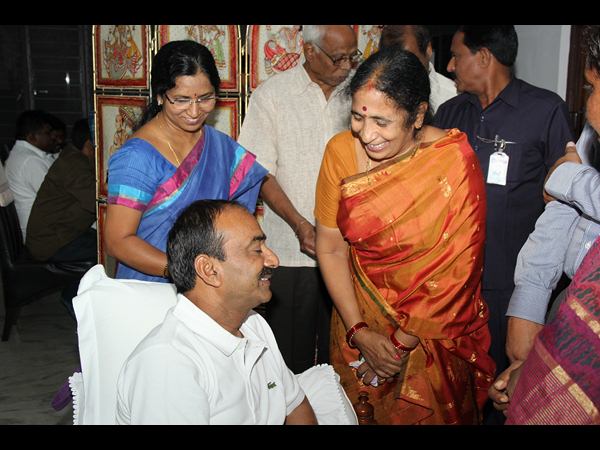 మంత్రి ఈటెల రాజేందర్‌కు పరామర్శల వెల్లువ 