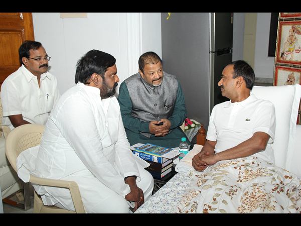 మంత్రి ఈటెల రాజేందర్‌కు పరామర్శల వెల్లువ 