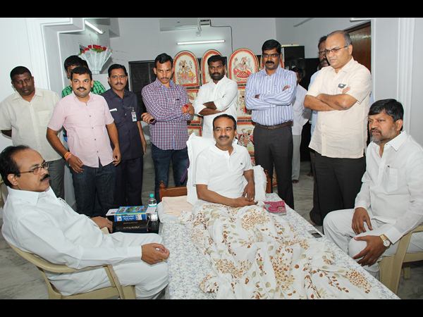 మంత్రి ఈటెల రాజేందర్‌కు పరామర్శల వెల్లువ