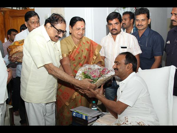 మంత్రి ఈటెల రాజేందర్‌కు పరామర్శల వెల్లువ