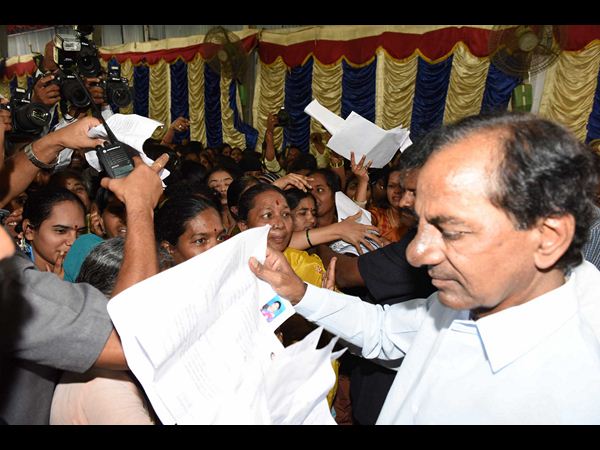 కేసీఆర్ ఆవేదన: బస్తీల బాగు కోసం ఏం చేయాలి