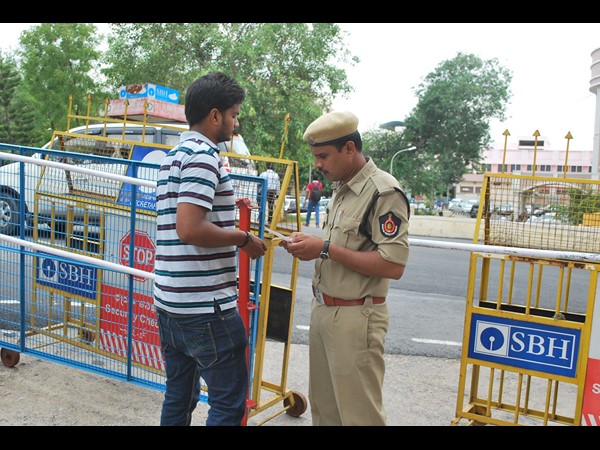 ఏపీ సచివాలయం వద్ద తనిఖీ