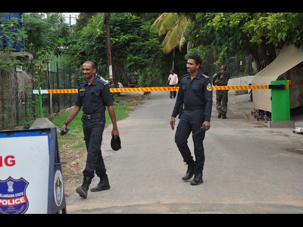 బాబు నివాసం వద్ద పోలీసులు