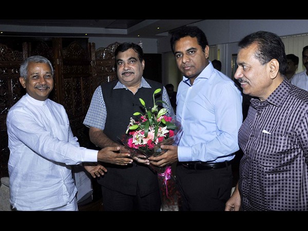 గడ్కరీతో..