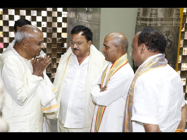 Deve Gowda faces trouble at Tirumala