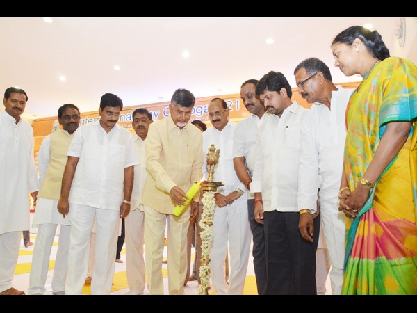 యోగా సాధనలో చంద్రబాబు 