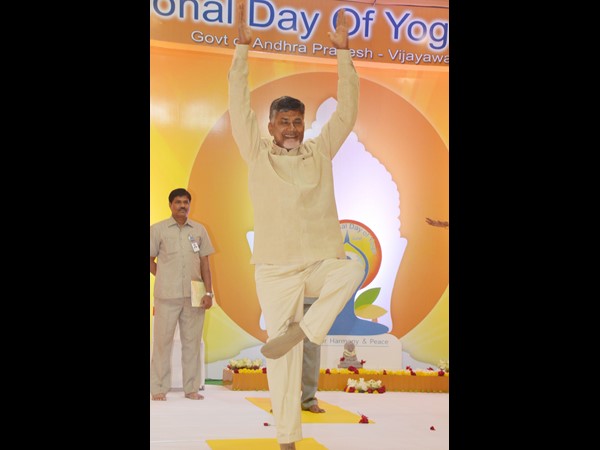 యోగా సాధనలో చంద్రబాబు 