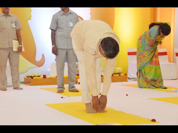యోగా సాధనలో చంద్రబాబు