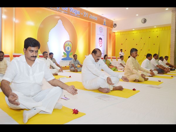 యోగా సాధనలో చంద్రబాబు 