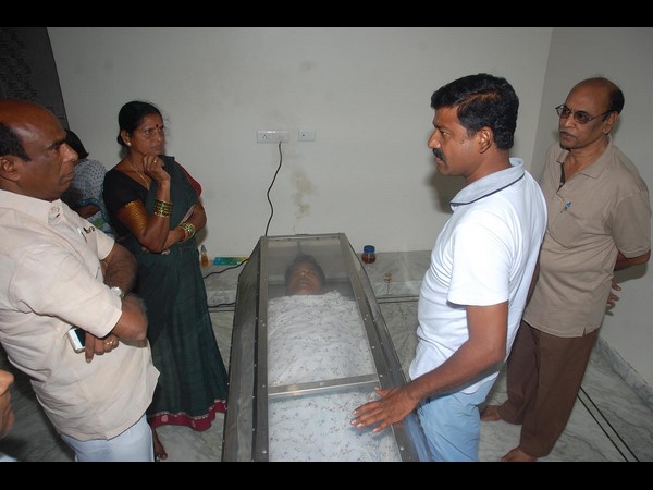 యోగాలో అపశ్రుతి: విశ్రాంత వైద్యుడు మృతి