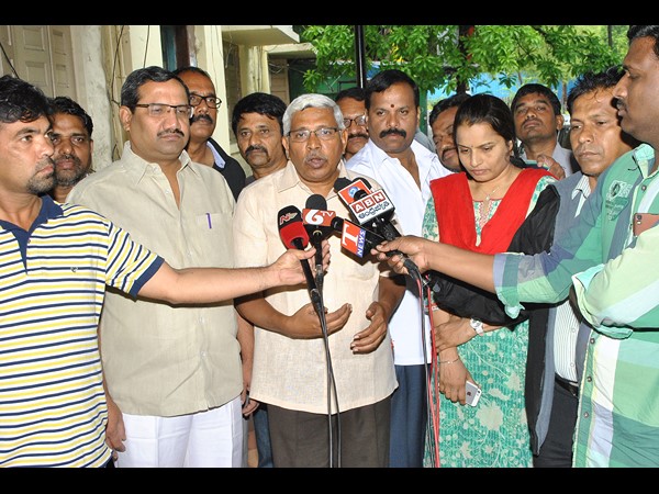 పలువురి నివాళి..