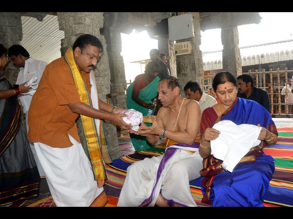 తిరచనూరులో గవర్నర్ దంపతులు