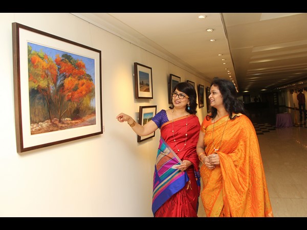 నటి సోమయ్య చేతుల మీదగా 'ఇంప్రెసివ్ ఆర్ట్ షో' 