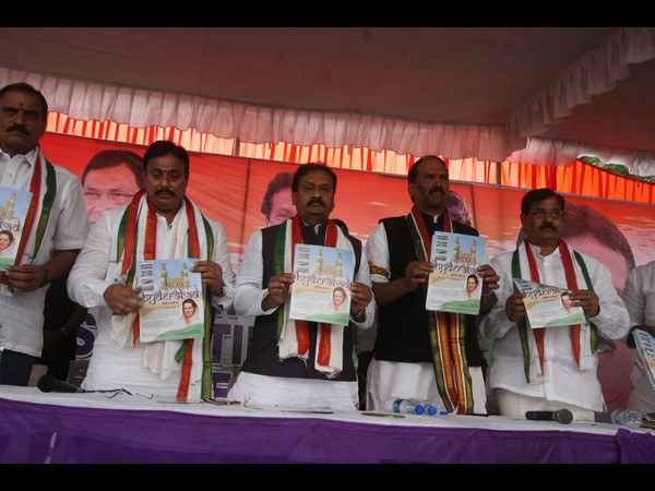  కేసీఆర్ ఇంటికి సమీపాన చెత్త: ప్రశ్నించిన కాంగ్రెస్
