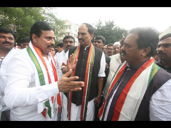 కేసీఆర్ ఇంటికి సమీపాన చెత్త: ప్రశ్నించిన కాంగ్రెస్