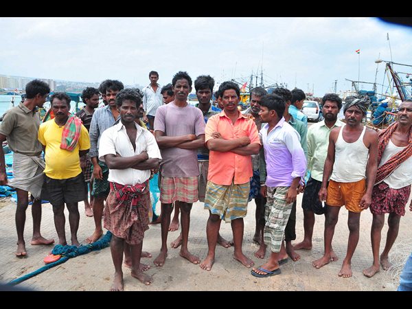  మృత్యకారులు: ఎలా బతికామో దేవుడికే తెలియాలి