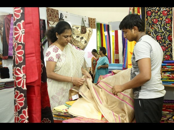  నటి ప్రియాంక చేతుల మీదగా 'జాతీయ సిల్క్ వస్త్ర ప్రదర్శన-2015