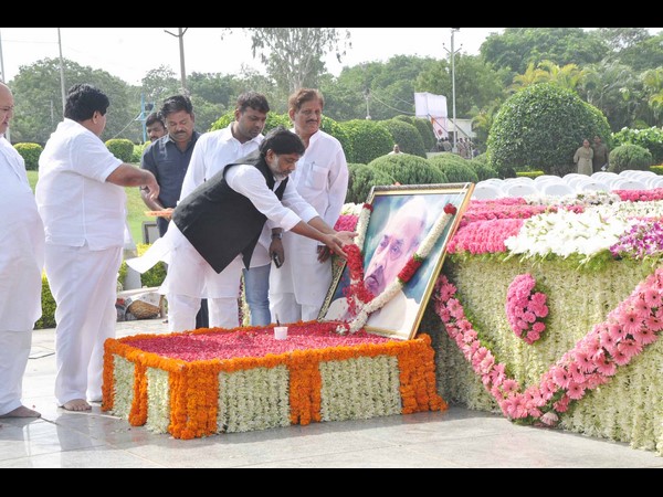 పీవీకి ఘన నివాళి DSC_0007.JPG 