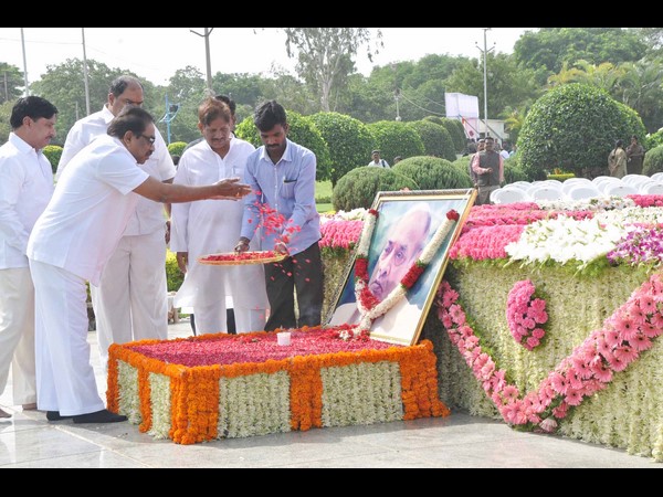 పీవీకి ఘన నివాళి 