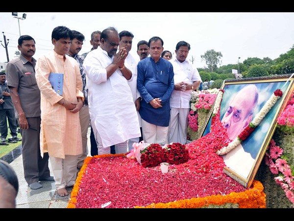 పీవీకి ఘన నివాళి DSC_0199.JPG 