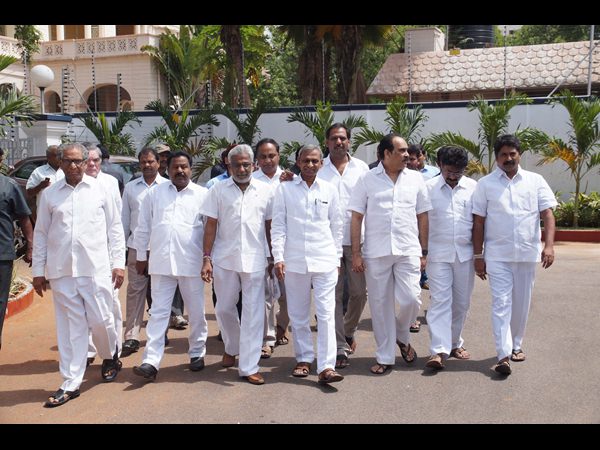 గవర్నర్‌ను కలిసిన వైసీపీ నేతలు